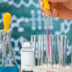 스포이드로 약을 시험관에 담고 있다.