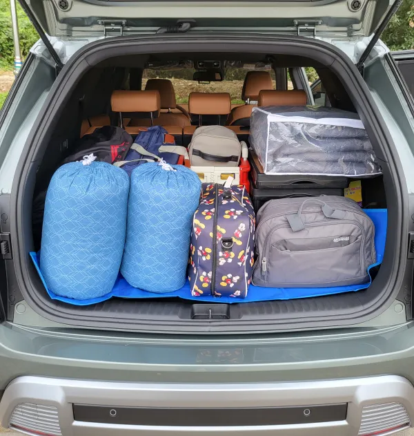 넓고 넉넉한 토레스 뒷 트렁크에는 많은 캠핑 물품을 적재할 수 있다.