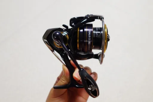 가덕도에서 카고낚시로 감성돔을 잡다. 포인트공개 6 3000번 릴을 손에 들고있는 모습이다.