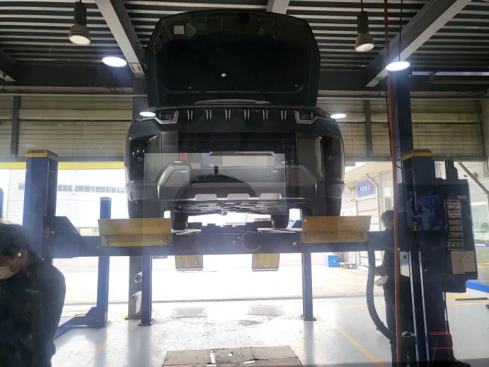 토레스 엔진 오일 교환을 위해 리프트에 올린 모습